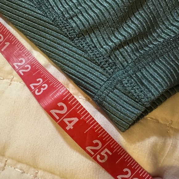 LOT of 2 Unique FABLETICS Velvet Red and Green shiny Leggings Sz M - Picture 14 of 14